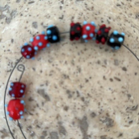 Glass bead necklace on flexible wire - Picture 2 of 3